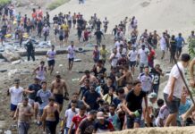 ESPAÑA – CRISIS MIGRATORIA: miles de jóvenes deambulan por la ciudad y ya son 43 las personas muertas en el mar