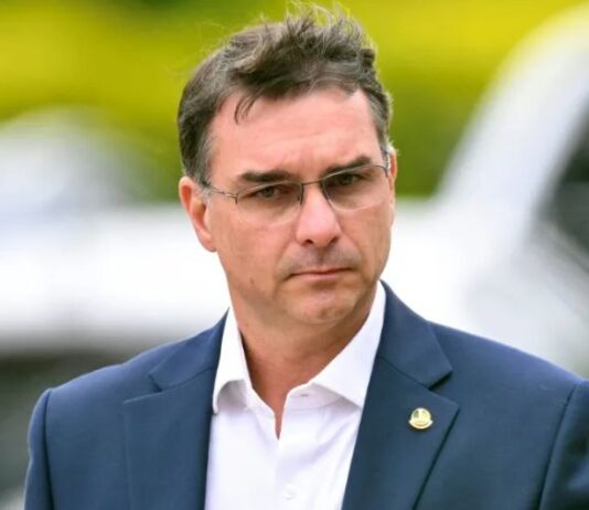Flávio Bolsonaro no reconoce su derrota y dice que solicitará la anulación de las elecciones