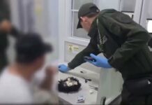 Minuciosa inspección de seguridad en un aeropuerto se vuelve viral en redes sociales
